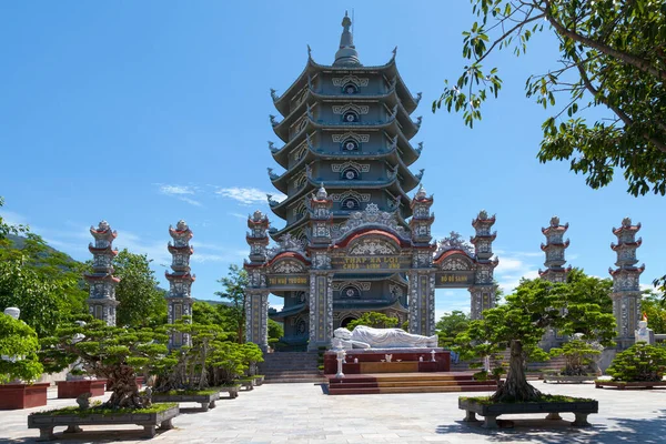 Patung Marmer Putih Mewakili Buddha Berbaring Kaki Menara Relik Pagoda — Stok Foto