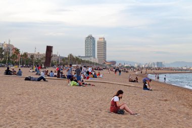 Barselona, İspanya - Haziran 08 2018: Yat limanı yakınlarındaki plajda insanlar.
