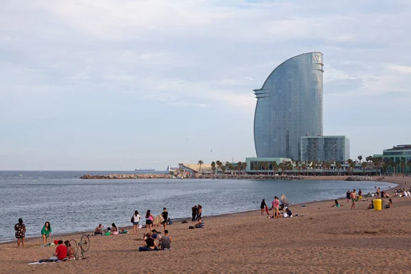 Barselona, İspanya - Haziran 08 2018: Yat limanı yakınlarındaki plajda insanlar.