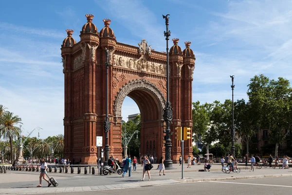 Barcelona Spanje Juni 2018 Mensen Die Rond Boog Van Triomf — Stockfoto