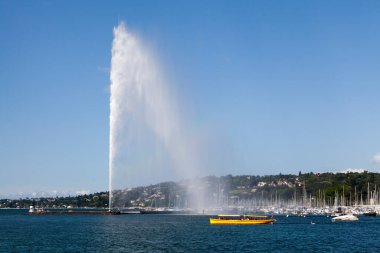 Cenevre, İsviçre - 11 Haziran 2018: Şehrin en ünlü simgelerinden biri olan Jet d 'Eau çeşmesinin önünden geçen tekne.