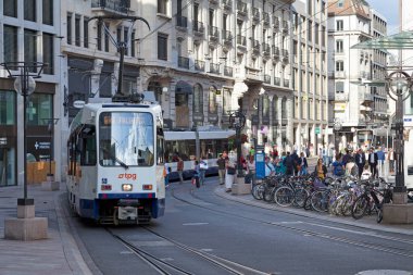Cenevre, İsviçre - 11 Haziran 2018: 12. hattın beyaz tramvayı.