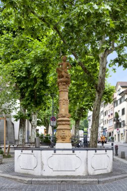 Zürih, İsviçre - 13 Haziran 2018: The Froschauerbrunnen (İngilizce: Froschauer Fountain) adını Predigerkirche yakınlarında yer alan yazıcı Christoph Froschauer 'dan almıştır.).