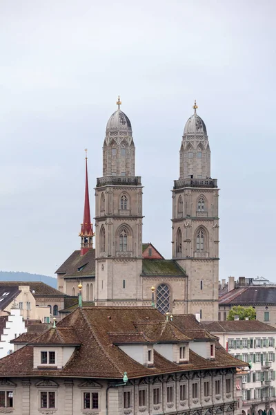 格罗斯曼斯特教堂 Grossmunster 是瑞士苏黎世的一座罗马风格的新教教堂 — 图库照片