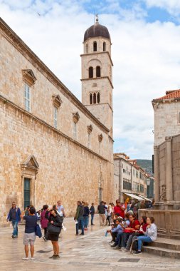 Dubrovnik, Hırvatistan - 18 Nisan 2019: Stradun 'daki Fransisken Kardeşler Kilisesi' nin çan kulesi.