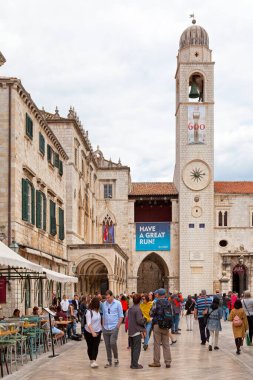 Dubrovnik, Hırvatistan - 18 Nisan 2019: Stradun 'un doğu tarafındaki çan kulesi.