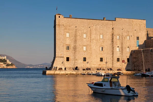 Dubrovnik Croácia Abril 2019 Barcos Atracados Porto Velho Perto Forte — Fotografia de Stock