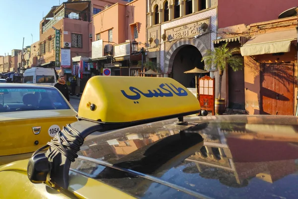 モロッコのマラケシュ 1月17 2019 黄色のタクシーの屋根の上にアラビア語で黄色のタクシーサイン — ストック写真