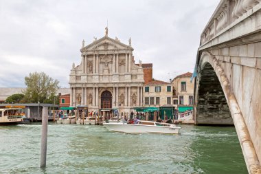 Venedik, İtalya - Nisan 06 2019: Scalzi Köprüsü 'nün altından gelen tekne (İtalyanca: Ponte degli Scalzi) ve Santa Maria di Nazareth Kilisesi' nin önünden geçmektedir (İtalyanca: Chiesa di Santa Maria di Nazareth).