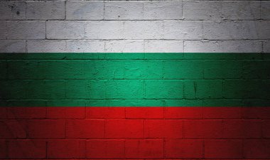 Bulgaristan bayrağı tuğla bir duvara boyanmış.