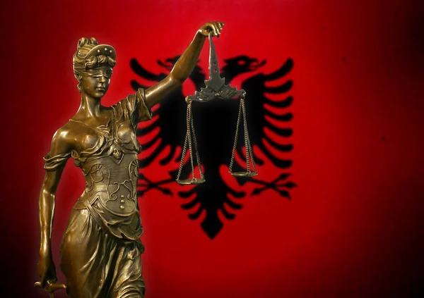 Detailní Záběr Malé Bronzové Sošky Lady Justice Před Albánskou Vlajkou — Stock fotografie