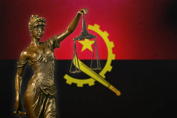 Närbild Liten Bronsstaty Lady Justice Inför Angolansk Flagga — Stockfoto