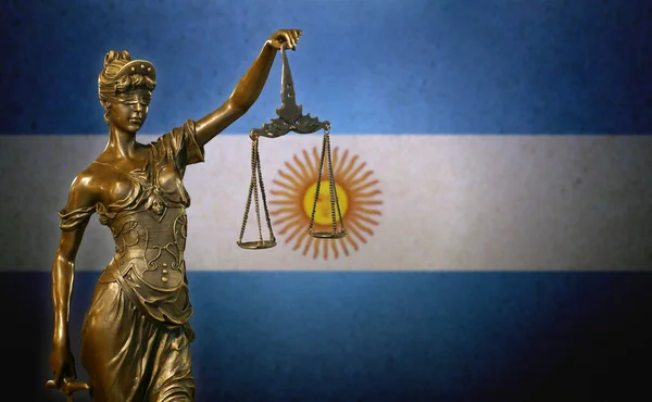アルゼンチンの国旗の前の小さなブロンズ像のクローズアップ — ストック写真