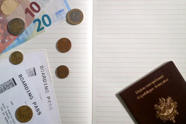 Quelques Pièces Billets Euros Ainsi Passeport Français Cartes Embarquement Sur — Photo