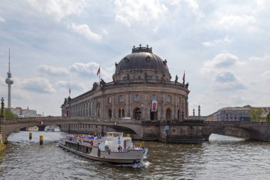 Berlin, Almanya - Haziran 01 2019: Bode Müzesi, düzenli sergiler ve etkinliklerle birlikte nehir kenarındaki bir heykel ve Bizans sanat müzesidir..