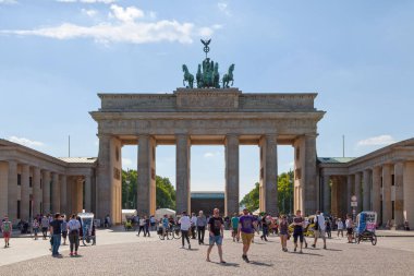 Berlin, Almanya - Haziran 02: Brandenburg Kapısı (Almanca: Brandenburger Tor), Prusya Kralı II. Frederick William 'ın emriyle 18. yüzyılda yapılmış bir neoklasik anıttır.