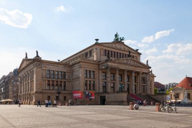 Berlin, Almanya - 3 Haziran 2019: Konzerthaus Berlin, Almanya 'nın Mitte ilçesinin merkezinde yer alan ve Alman orkestrası Konzerthausorchester Berlin' e ev sahipliği yapan Jandarma Meydanı 'nda yer alan konser salonu..