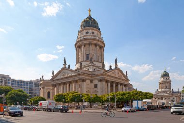 Berlin, Almanya - Haziran 03 2019: Yeni Kilise (Almanca: Neue Kirche) ve Fransız Friedrichstadt Kilisesi (Fransızca Katedral)).
