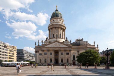 Berlin, Almanya - Haziran 03: 2019: Yeni Kilise (Almanca: Neue Kirche), Friedrichstadt Fransız Katedrali 'nin karşısında yer almaktadır.).