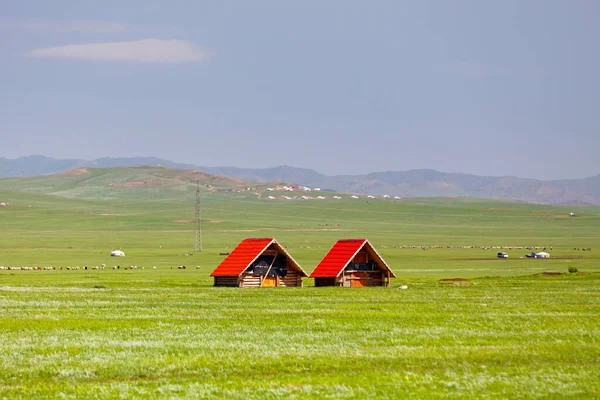 ブルガン州のモンゴルの草原の真ん中にある2つのキャビン — ストック写真