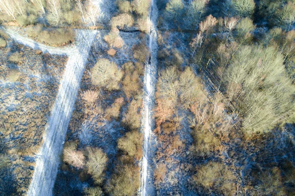 Vista Aérea Una Carretera Rural Que Cruza Bosques Cubiertos Nieve —  Fotos de Stock