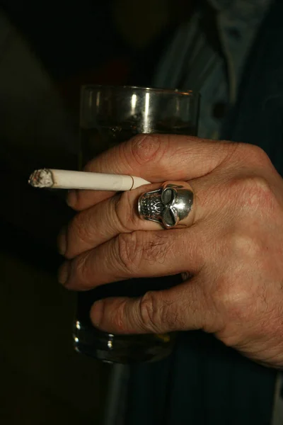 Потерять Руку Держа Руках Сигарету Стакан Виски Колой Средний Палец — стоковое фото
