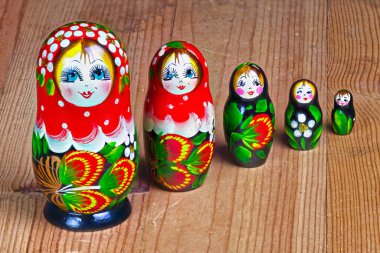 Matryoshka bebekleri ahşap bir masaya dizilmiş..