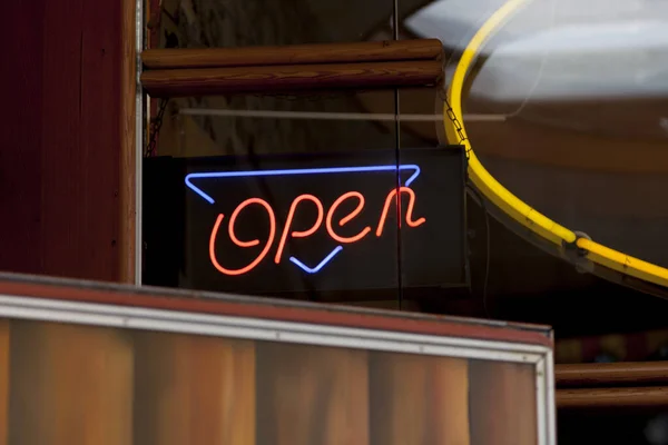 鹿特丹一家餐馆橱窗里的霓虹灯打开标志的特写 — 图库照片