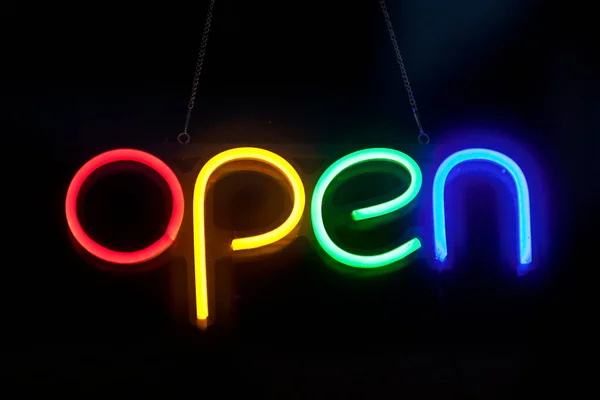 Detailní Záběr Neonové Světlo Tvaru Slova Otevřít — Stock fotografie