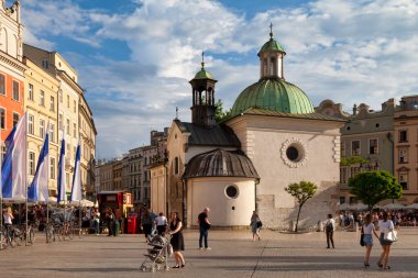Krakow, Polonya - Haziran 06 2019: St. Wojciech Kilisesi, 11. yüzyıldan kalma ve Ana Pazar Meydanı 'nda yer alan bir Barok kubbesi barındıran heybetli bir Roma kilisesidir..
