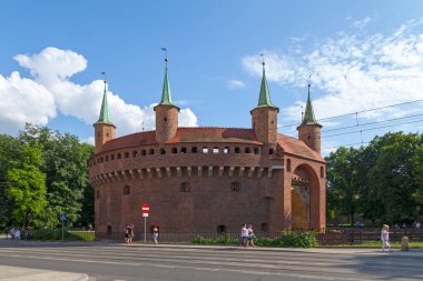 Krakow, Polonya - Haziran 07 2019 Krakow Barbican, 1490 'lardan kalma bir savunma kapısı..