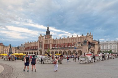 Krakow, Polonya - Haziran 06 2019: Krakow Kumaş Salonu Rönesans dönemine dayanır ve şehrin en tanınan ikonlarından biridir. Krakow Eski Kasabası 'ndaki ana pazar meydanının merkezi özelliğidir..