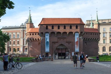 Krakow, Polonya - Haziran 06 2019: Krakow Barbican, 1490 'lardan kalma bir savunma kapısı..