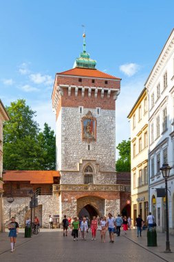 Krakow, Polonya - Haziran 06 2019: St. Florian 's Gate, 14. yüzyıldan kalma bir ortaçağ Gotik kapı kulesidir..