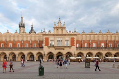 Krakow, Polonya - Haziran 06 2019: Krakow Kumaş Salonu Rönesans dönemine dayanır ve şehrin en tanınan ikonlarından biridir. Krakow Eski Kasabası 'ndaki ana pazar meydanının merkezi özelliğidir..