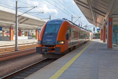 Krakow, Polonya - Haziran 07 2019: Pesa Acatus Plus treni Krakow Merkez İstasyonu 'nda Polonya Demiryolları tarafından işletildi.
