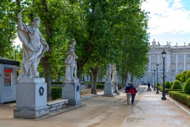 Madrid, İspanya - Haziran 06 2018: İspanyol krallarının heykelleri Plaza de Oriente 'nin karşısındaki Jardines de Lepanto ile yan yana. İlk sırada, Asturias 'lı Ramiro I' in heykeli..