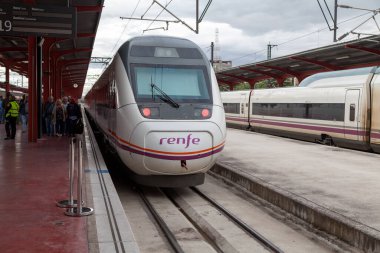 Madrid, İspanya - Haziran 05 2018: Trenlerini terk eden gezginler Madrid ChamartIn tren istasyonunda Renfe tarafından işletiliyor.
