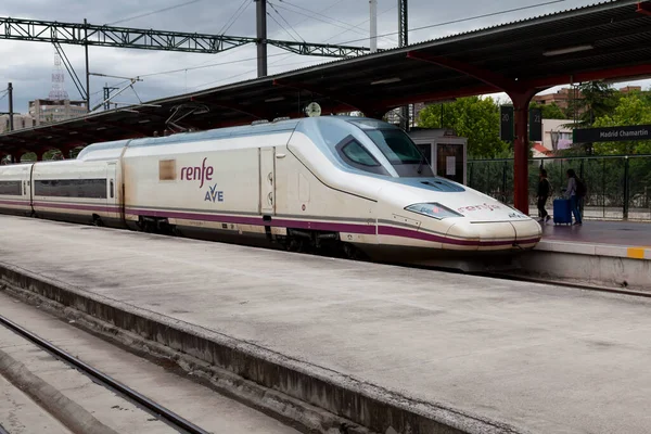 Madrid Espagne Juin 2018 Les Voyageurs Quittent Leur Train Opéré — Photo