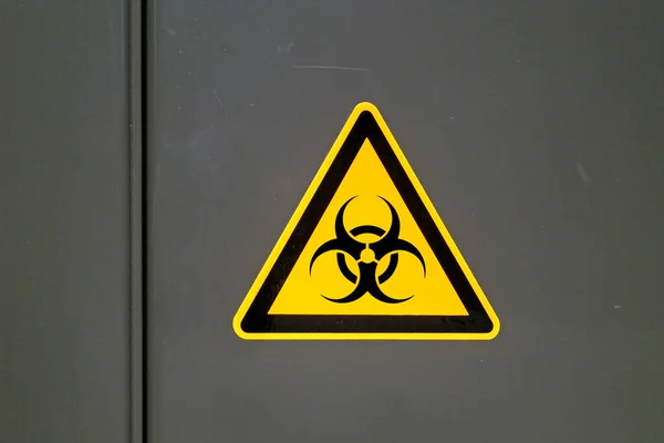 Sinal Cautela Amarelo Uma Porta Metal Advertência Sobre Biohazard — Fotografia de Stock