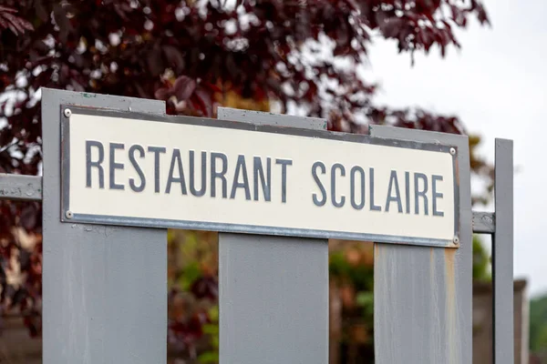 Знак Відкритому Повітрі Говорить Французькою Restaurant Scolaire Означає Шкільний Їдальні — стокове фото