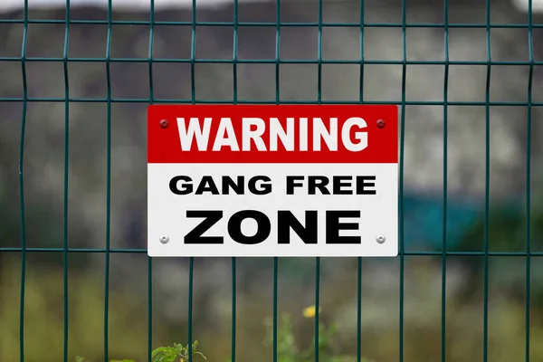 Красный Белый Предупреждающий Знак Заборе Надписью Warning Gang Free Zone — стоковое фото