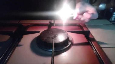 Gaz sobasının ocağı açılıp kapatılıyor..