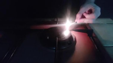 Gaz sobasının ocağı açılıp kapatılıyor..