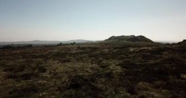 Fransa 'nın Finistre kentindeki Plounour-Mnez komünü Roc' h Trevezel 'deki Monts d' Arre 'ın hava görüntüsü.