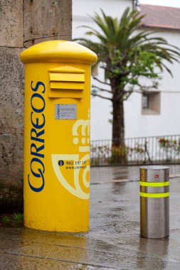 Santiago de Compostela, İspanya - Haziran 05 2018: Santiago de Compostela 'da sarı İspanyol posta kutusu.