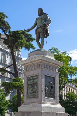 Miguel de Cervantes 'in 1833' te Antonio Sola tarafından yapılan Plaza de las Cortes 'teki bronz heykeli..
