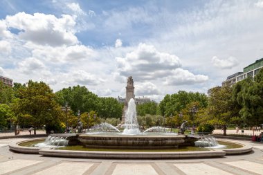 Madrid, İspanya - Haziran 07 2018: Fuente del Nacimiento del Agua Plaza de Espana 'da (İspanya Meydanı' nın İspanyolcası.).
