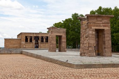 Madrid, İspanya - Haziran 06 2018: Debod Tapınağı (İspanyolca: Templo de Debod) Madrid 'de sökülüp yeniden inşa edilen eski bir Mısır tapınağıdır..