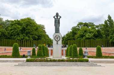 Madrid, İspanya - Haziran 07 2018: Jacinto Benavente Anıtı Buen Retiro Park 'ta bulunan bir anıttır. Bu heykeltıraş Victorio Macho 'nun işi..